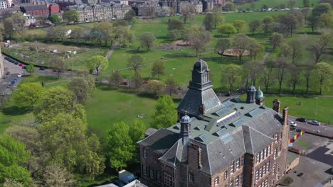 Edificio-De-La-Vieja-Escuela,-Convertido-En-Apartamentos-En-Leith-Links-|-Edimburgo,-Escocia-|-Filmado-En-4k-A-30-Fps