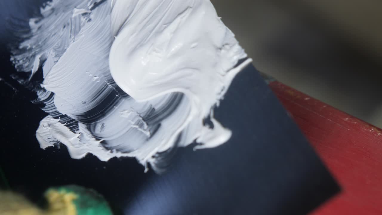 Primo piano di stucco poliestere mescolato con catalizzatore