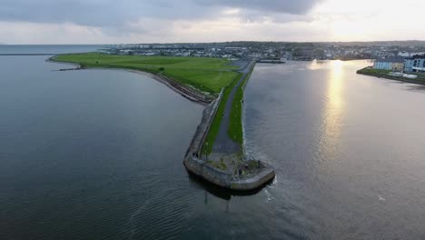horizonte nublado rayo de sol en aguas tranquilas cerca del muelle de nimmo, claddagh galway irlanda
