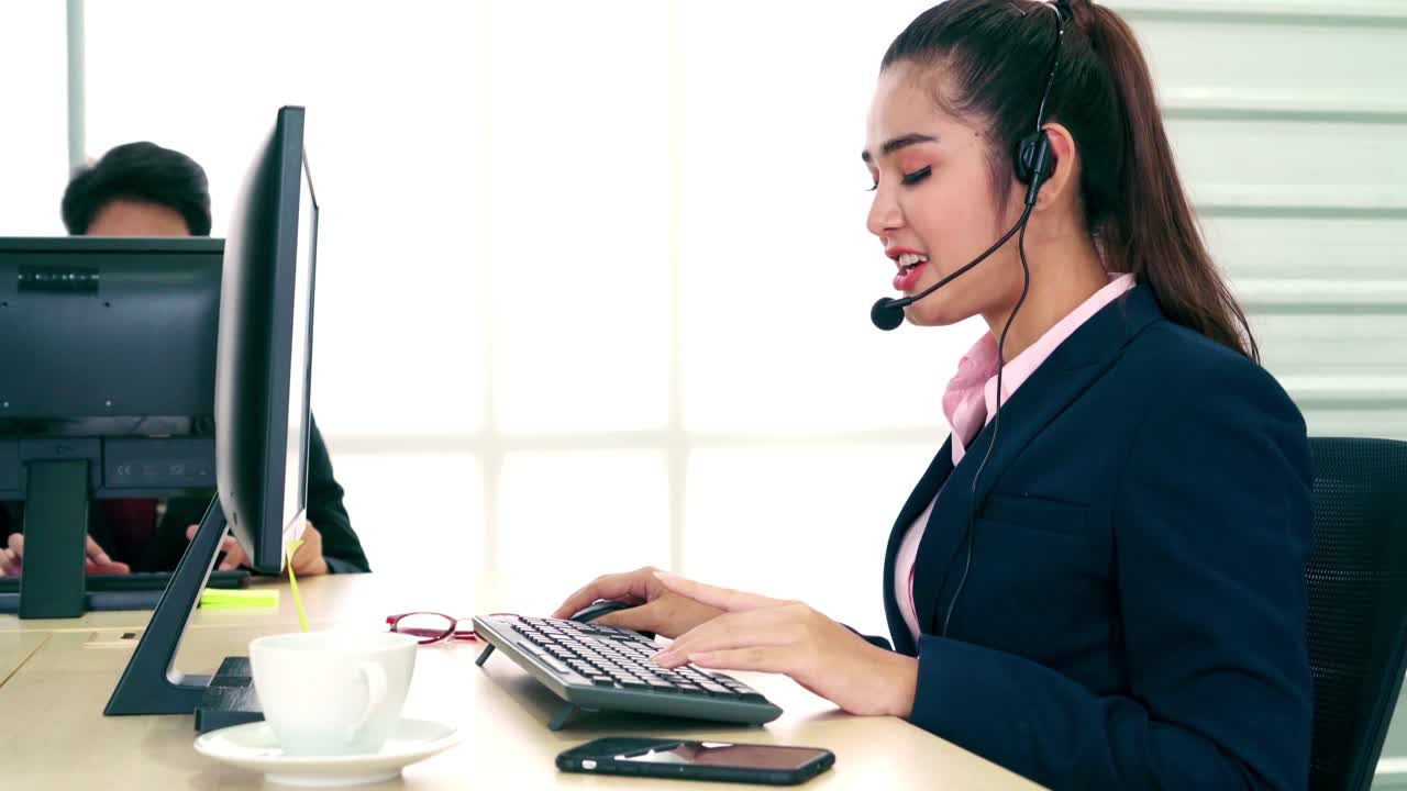 personas de negocios que usan auriculares trabajando en la oficina
