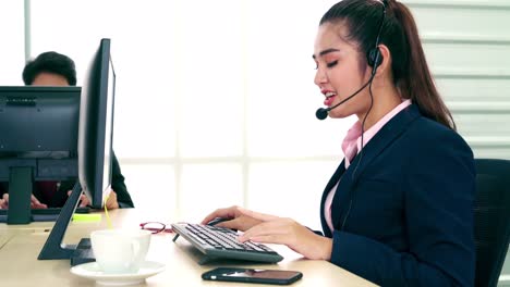 Gente-De-Negocios-Con-Auriculares-Trabajando-En-La-Oficina