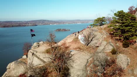 상승 오른쪽 산비탈 드론 샷