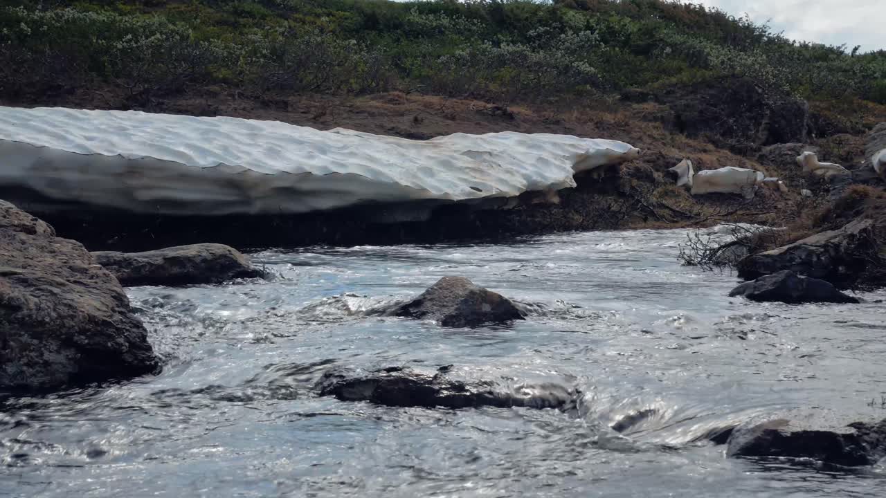 arroyo de montaña de nieve derretida en jamtlandstriangeln en el condado de jamtland, suecia