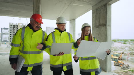 Inspección-De-Edificios-En-El-Sitio-De-Construcción-Joven-Arquitecta-Y-Capataces-Due-Diligence-De-Bienes-Raíces