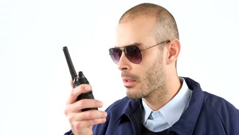 el guardia de seguridad hablando por walkie talkie.