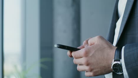 hombre de negocios usando teléfono inteligente en la oficina