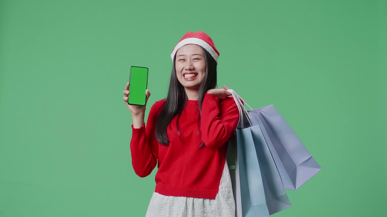 mujer de compras con espíritu navideño