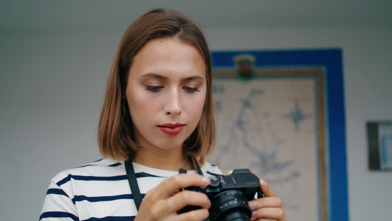 Фотограф делает снимки на аналоговую камеру, крупный план. Работающий фрилансер, вертикальный кадр.