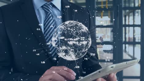 animación de la red global y el procesamiento de datos, sobre el hombre de negocios que usa la tableta