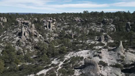 Drone-Aéreo-Vuela-Sobre-El-Desierto-Creel-Monje-Piedra-Valle-México-Viaje-Paisaje-Destino-En-Chihuahua