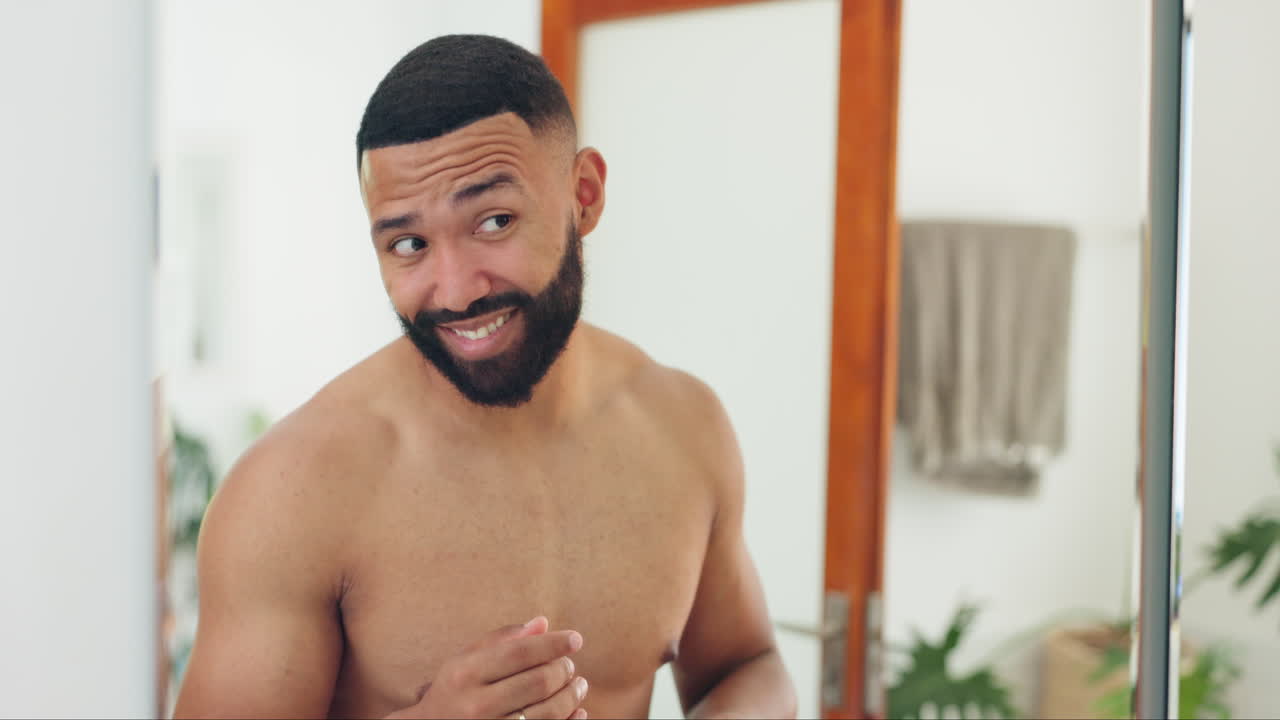 욕실 거울에서 자신을 확인하는 남자