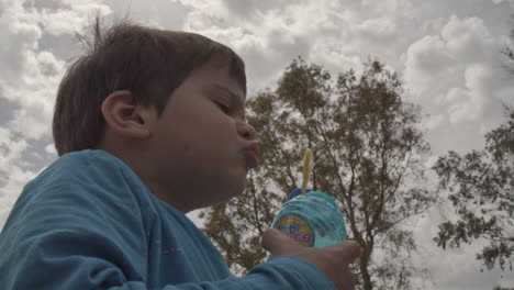 niño juega con un juguete que sopla burbujas 60fps