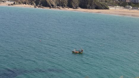 Toma-Panorámica-Lenta-Que-Muestra-Un-Barco-Pesquero-Que-Sale-A-Ver-Desde-El-Puerto-De-Newquay.