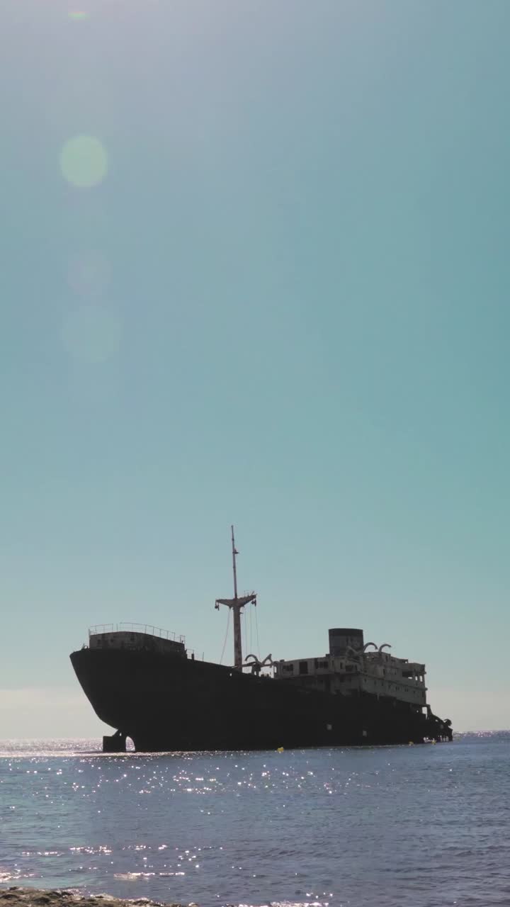 silueta de un barco abandonado en el mar