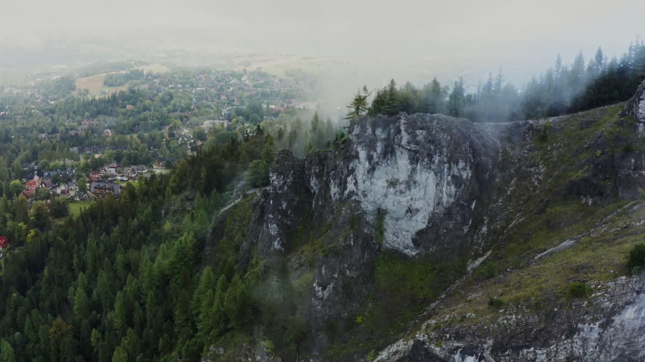 paisaje montañoso con vistas a la ciudad