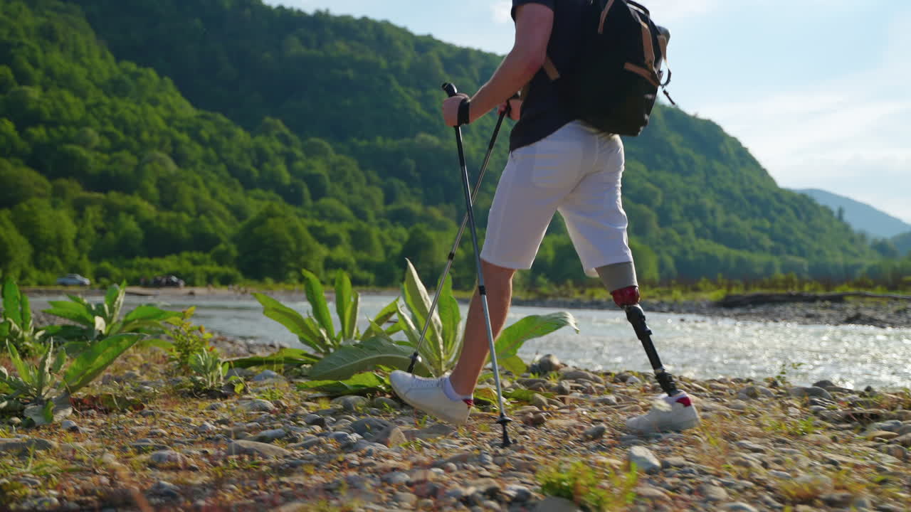 caminando a través de un valle de un río de montaña