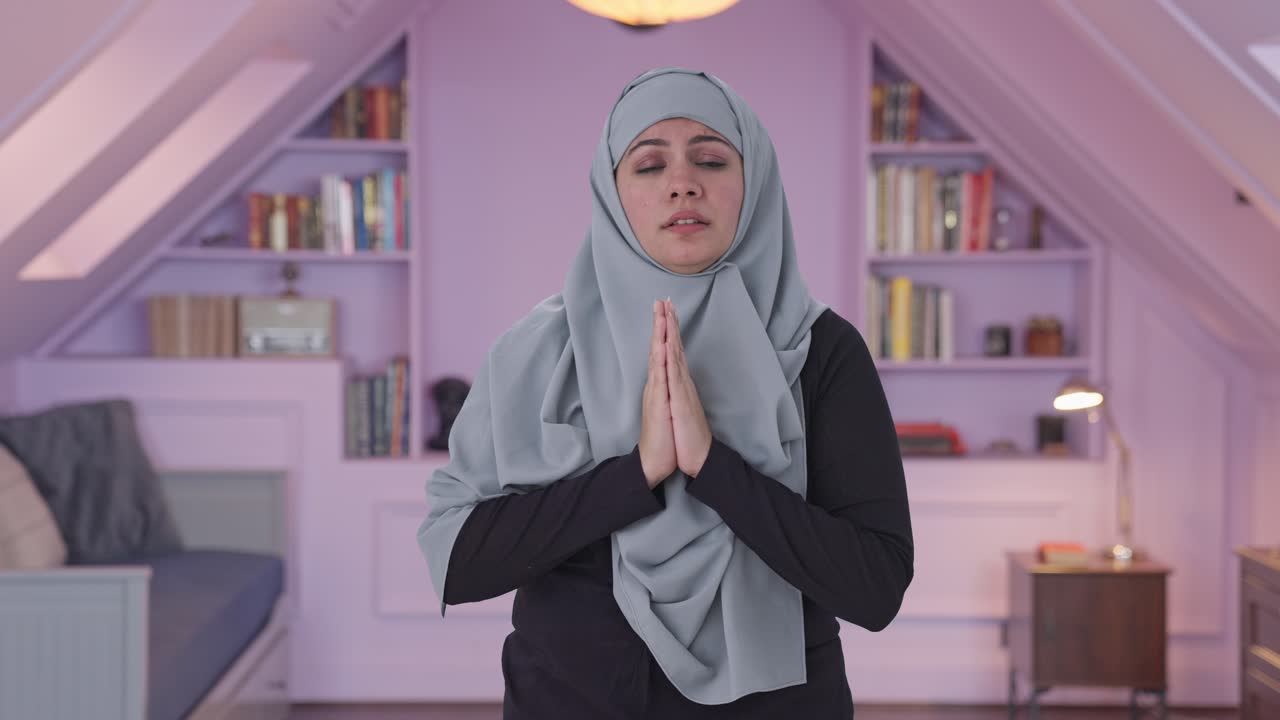 죄책감 있는 무슬림 여성이 사과하고 사과하고 있습니다.
