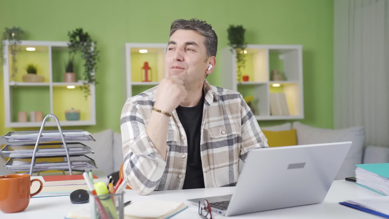 el hombre feliz que trabaja en la oficina de casa está pensando en hermosos sueños.
