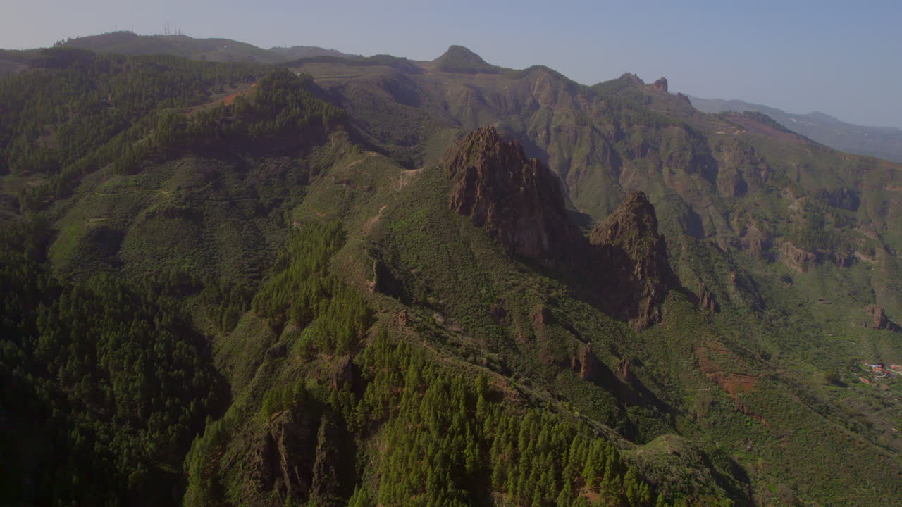 로케 치코 (roque chico) 와 로케 그란데 (roque grande) 는 은 날에 그란 카나리아 섬의 이 바위 지형 위에서 도에서 볼 수 있는 공중 사진이다.