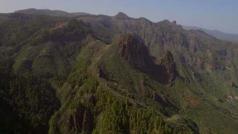 roque chico y roque grande: vista aérea en órbita sobre estas formaciones rocosas en la isla de gran canaria en un día soleado