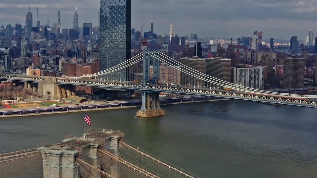 Utsikt over Brooklyn Bridge som forbinder Manhattan og Brooklyn i New York City