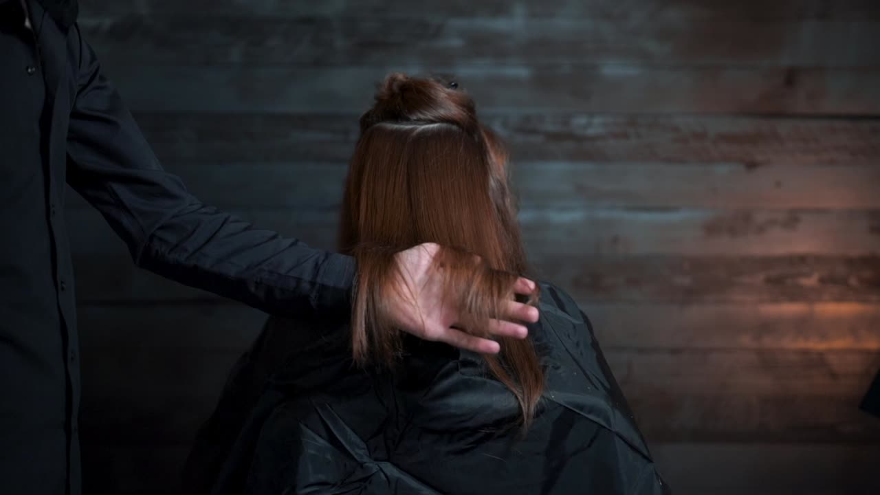 미용사 헤어스타일은 광택이 나는 헤어 스튜디오를 보여주기 위해 머리를 흔듭니다 - 120fps 슬로우 모션