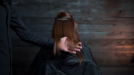 peinado de peluquero agitar el cabello para mostrar el brillante estudio de cabello brillante - cámara lenta de 120 fps