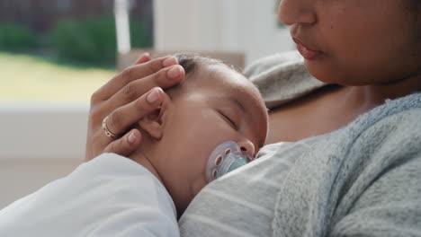 Bebé-Durmiendo-Pacíficamente-En-Brazos-De-La-Madre-Amorosa-Madre-Sosteniendo-Al-Bebé-Cuidando-Al-Niño-Somnoliento-En-Casa-4k