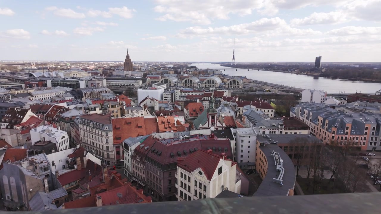 Vista panoramica sulla Città Vecchia di Riga e sul fiume Daugava da un'antica torre campanaria.