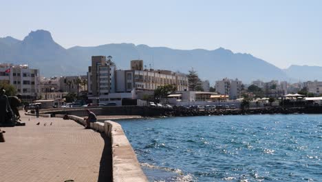 Blick-Auf-Die-Sonnige-Promenade-In-Nikosia-Mit-Schimmerndem-Ozeanwasser