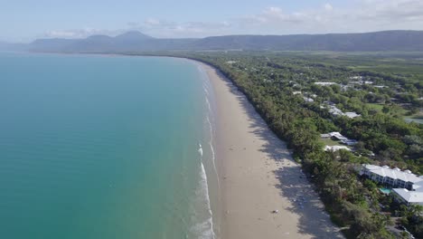 Vista-Aérea-De-La-Playa-De-Cuatro-Millas-Con-Turistas-En-La-Orilla-En-Port-Douglas,-Queensland,-Australia---Disparo-De-Drones