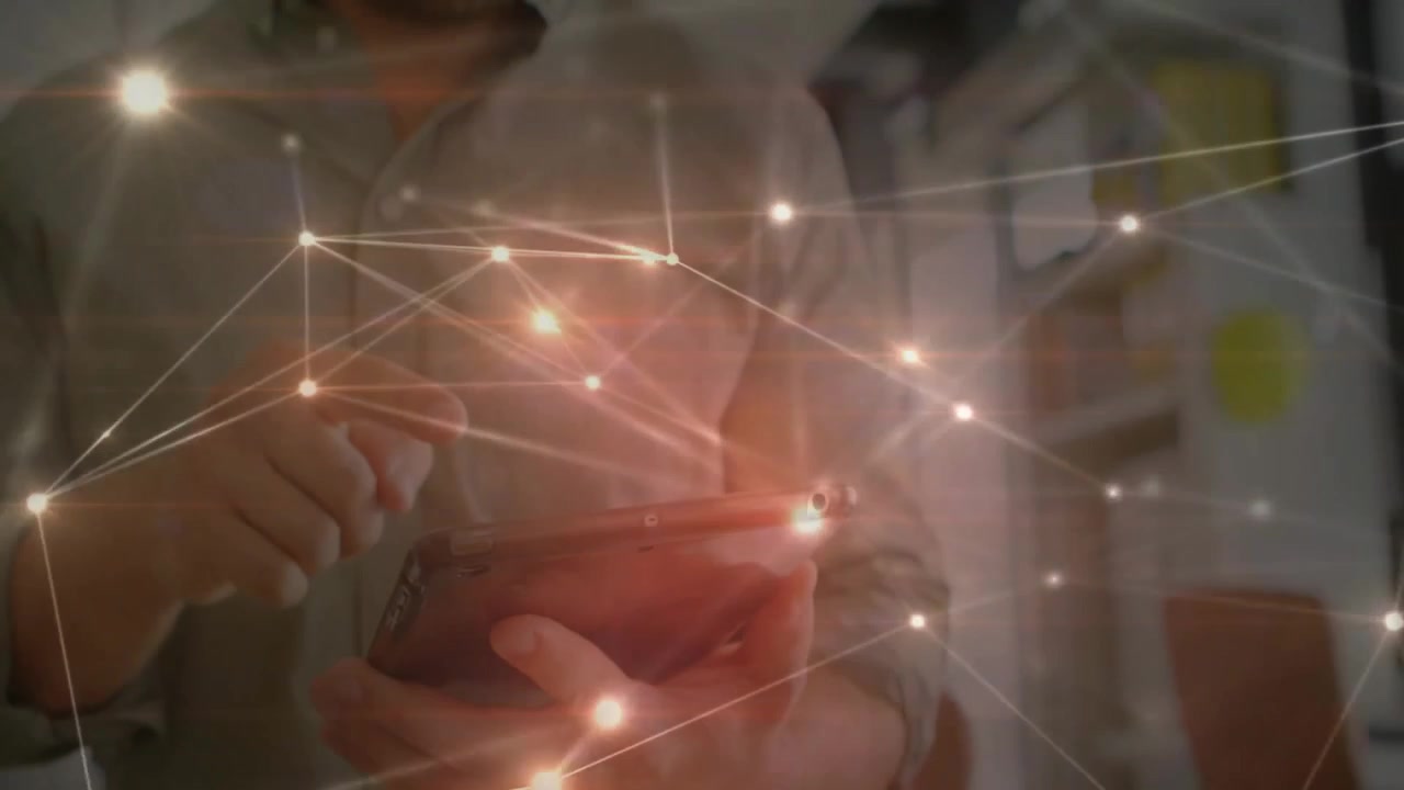 Impiegato/a d'ufficio che tocca lo schermo del telefono attivando una sovrapposizione di rete tecnologica che svanisce mentre visualizza i dati.