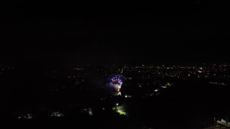 Toma-Aérea-De-Una-Gran-Selección-De-Fuegos-Artificiales-Lanzados-Por-La-Noche-En-El-Reino-Unido.