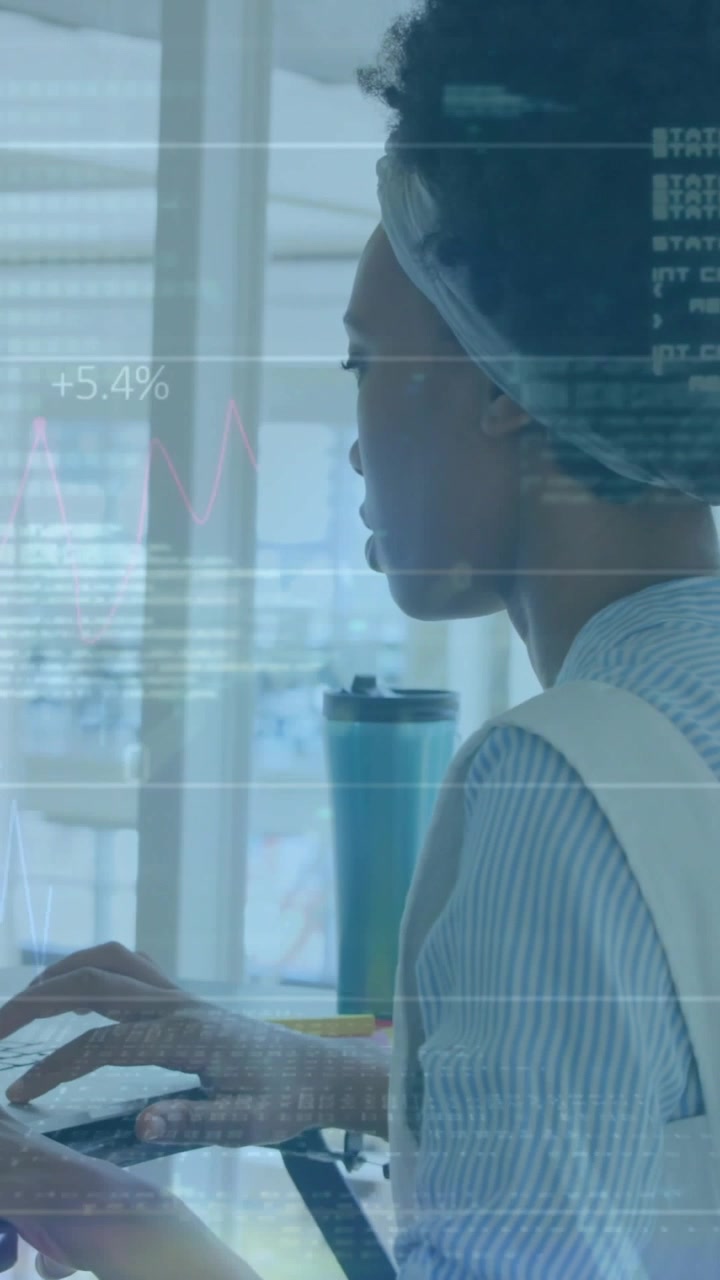 Kvinne som skriver på en bærbar PC ved et vindu, noe som får gjennomsiktige dataoverlegg til å intensiveres for dataanalyse.