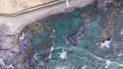 En-El-Video-Se-Captura-Una-Fascinante-Exhibición-Del-Poder-De-La-Naturaleza-Realizada-Con-Un-Dron,-Con-Las-Olas-Rompiendo-Contra-La-Costa-Rocosa.