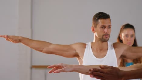 Entrenadora-Ayudando-A-La-Mujer-A-Hacer-Ejercicio.