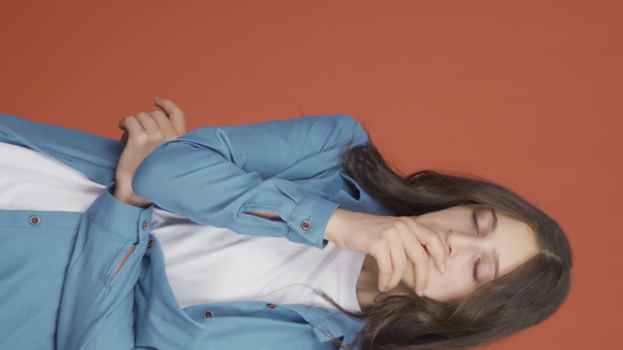 젊은 여성의 수직 비디오는 공황 상태입니다.