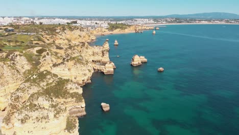 Vista-Aérea-Sobre-La-Costa-Escarpada-De-Lagos