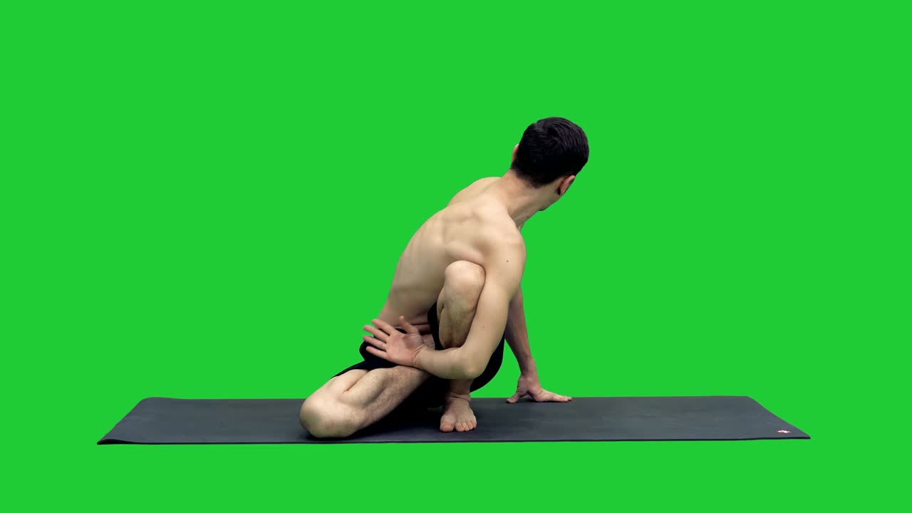 남자 요가 지 트위스트 c 포즈 또는 마리치아사나 포즈 연장 운동 근육 요가 명상과 함께 녹색 화면, 크로마 키에서 긴장을 풀고 건강을 신합니다.