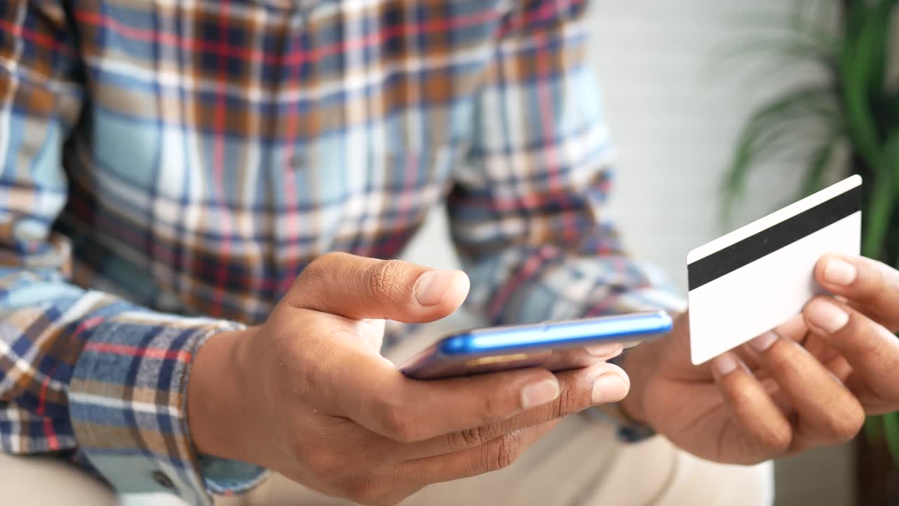 persona que hace un pago móvil con tarjeta de crédito