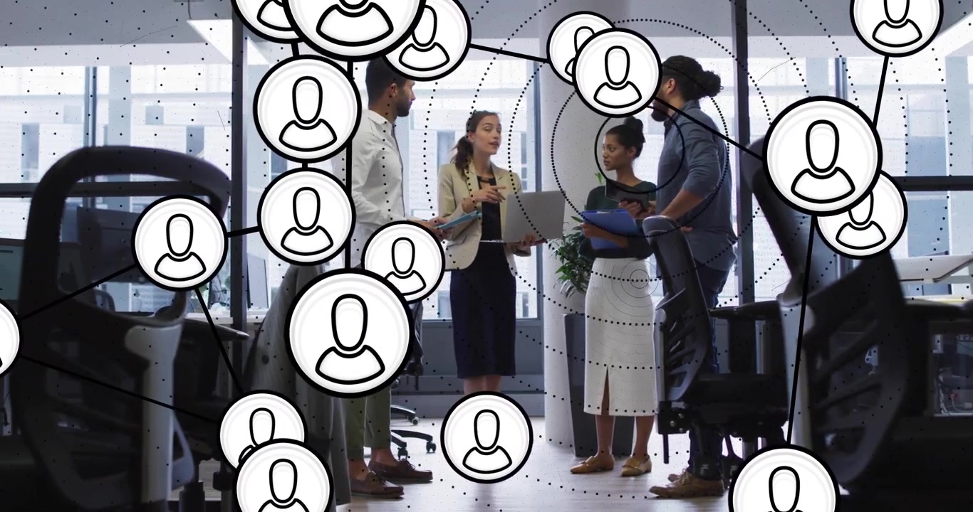 Team starter diskussion, udveksler laptop-dokumenter, netværksoverlejring skifter og afslører projektdata.
