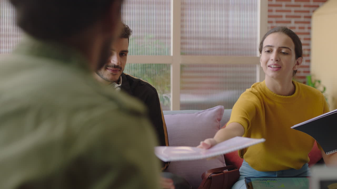 jóvenes empresarios se reúnen caucásicos líder de equipo mujer usando computadora tableta digital presentando propuesta mostrando a los clientes documentos del proyecto compartiendo ideas en la presentación de la oficina