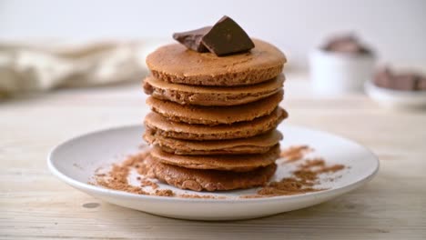 pila de panqueques de chocolate con chocolate en polvo
