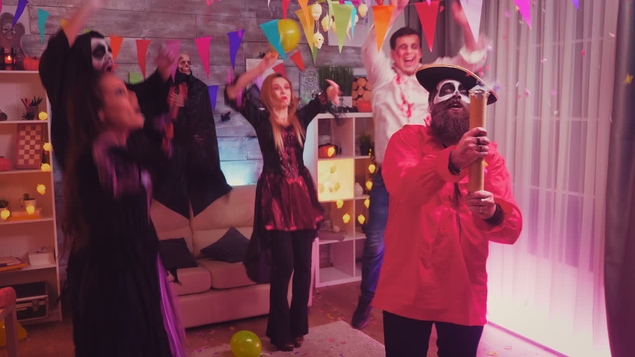 콘페티를 입은 수염이 있는 해적이 재미를 느끼고 있습니다.