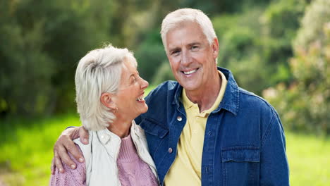 Cara,-Pareja-Divertida-Y-Anciana-En-La-Naturaleza