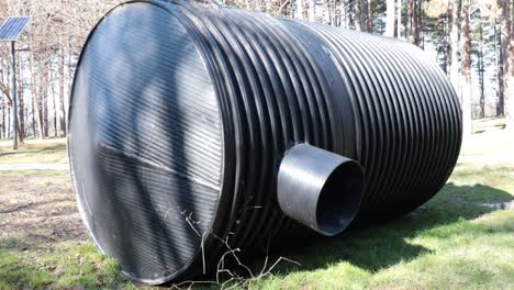 gran recipiente metálico con agujero para un nuevo tanque séptico o aguas residuales del alcantarillado