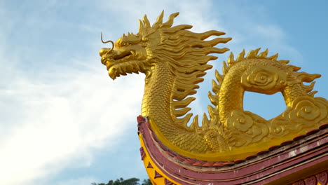 estatua de dragón dorado en el techo de un templo