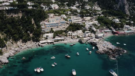 Vista-Aérea-Alejándose-De-Marina-Piccola-En-Capri,-Italia