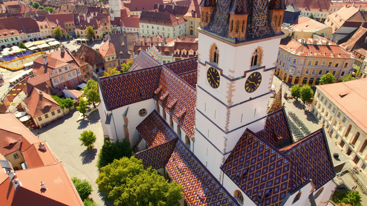 Vista aerea con drone del centro storico di Sibiu, Romania. Cattedrale luterana di Sibiu, edifici antichi, strade strette