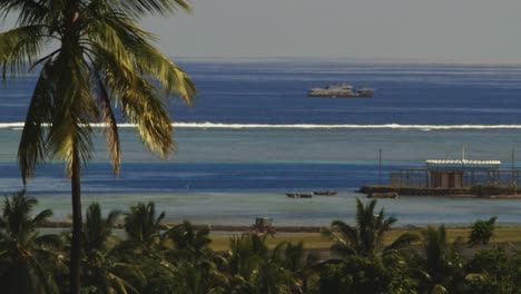 Palme-Beobachten-Sie-Den-Meereshorizont-Mit-Blauem-Wasser-Und-Schiff-Darauf